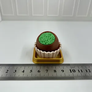 3D gedruckter Schokoladen-Fidget-Schluesselanhaenger, einzigartiger Taschenschmuck Detailansicht.