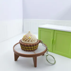 Nahaufnahme eines 3D-gedruckten Miniatur-Cupcake-Design-Klicker-Schlüsselanhängers.