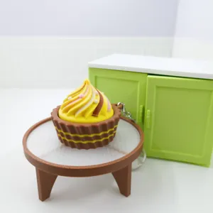 Detaillierte Ansicht des 3D-gedruckten Cupcake-Fidget-Clicker-Schlüsselanhängers im Miniatur-Design.