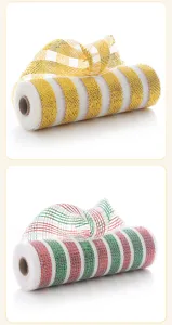 Vue détaillée de rouleaux de ruban en résille coloré pour la décoration d'arbres de Noël et cadeaux.