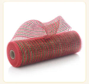 Gros plan détaillé sur le rouleau de ruban de maille décoratif de Noël rouge et vert.
