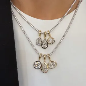 Collar de tenis en capas con brillantes colgantes de circonita geométrica elegante.