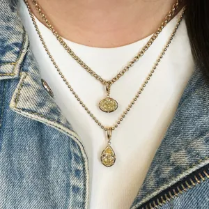 Collar dorado de doble capa con colgantes de circonita cúbica amarilla en gota y ovalados.