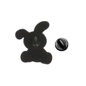 Broche émail lapin gothique noir vue arrière, accessoire de dessin animé mignon.