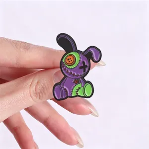 Broche émaillée lapin voodoo gothique sombre, badge en métal mignon lapin cousu pour vêtements.