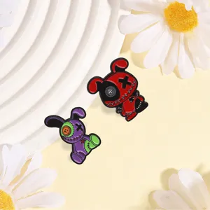 Gros plan détail de la broche lapin voodoo gothique, montrant des coutures fines et yeux boutons.