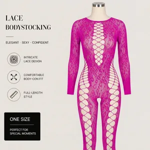 Vue détaillée du bodystocking en dentelle rose vif avec découpes et manches longues.