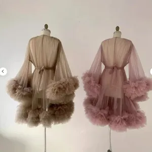 Vue détaillée de robe de nuit en tulle transparent pour femme, avec volants et ceinture.
