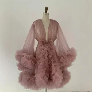 Élégant peignoir en tulle transparent rose poussiéreux avec volants et nœud pour séances photo.