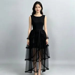 Details des schwarzen ärmellosen Mesh-Lagenkleids mit asymmetrischem Saum und Gürtel.
