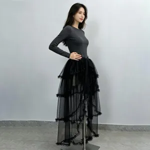 Schwarzer Tüll-Rüschen-Rock Detailansicht, elegantes transparentes Design für Damenmode.