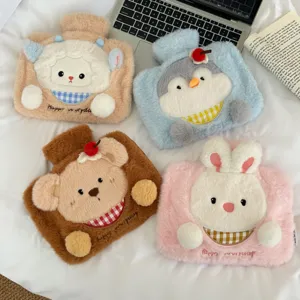 Detailansicht niedlicher Plüsch Tier Wärmflaschen mit Schaf Pinguin Bär und Hase Motiven.