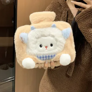 Flauschiger Schaf Handwärmer im Detail, süßes Plüschmaterial für warme Hände im Kalten.