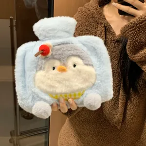Schöne Plüsch-Wärmflasche mit Pinguin-Design, weicher Handwärmer für gemütliche Wintertage.