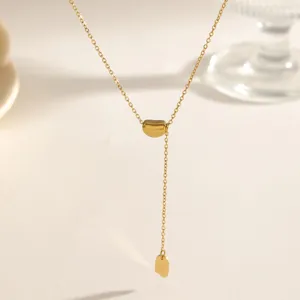 Gouden titanium staal bonen kwast ketting detail weergave, minimalistische sleutelbeenketting.