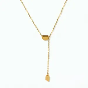 Gouden titaanstaal lariat ketting met chique boonanhanger en delicaat kwastontwerp voor dames.