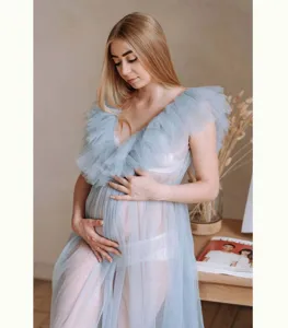 Détail de robe de grossesse pour shooting photo, tulle transparent bleu clair, robe élégante.