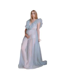 Élégante robe de maternité transparente en tulle avec col en V à volants pour séance photo.