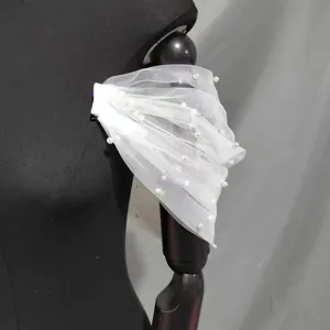 Manga de tul blanco desmontable con perlas, foto de detalle de accesorio de novia.
