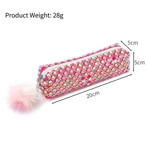 Astuccio con paillettes rosa in vista dettaglio, ponpon soffice, dimensioni 20x5cm.