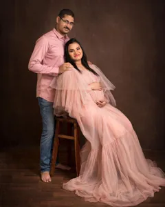 Abito premaman in tulle rosa dettaglio, elegante vestito lungo per servizio fotografico, comodo.