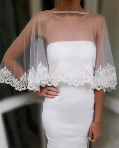 Gedetailleerd overzicht van witte kanten bruidssjaal voor trouwjurk, elegante tule omslagdoek.