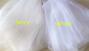 Échantillon de tissu de jupe en tulle de mariée affichant des options ivoire et blanc.