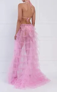 Vista de detalle de falda larga rosa de tul con volantes, falda de malla transparente.