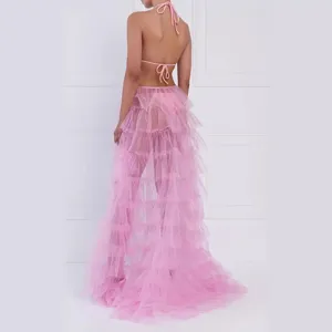 Jupe longue rose en tulle à volants et haut de bikini dos nu tendance pour l'été chic.