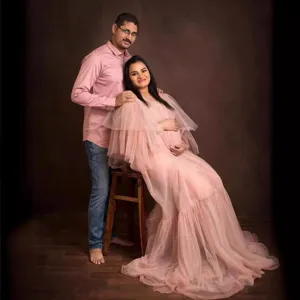 Bellissimo abito premaman lungo in tulle rosa per servizio fotografico, elegante e ampio.