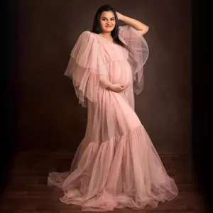 Abito premaman tulle rosa per foto, lungo vestito elegante con balze e maniche a palloncino.