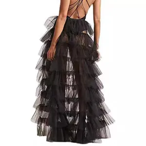 Jupe longue noire à volants en tulle transparent superposition style club femme.
