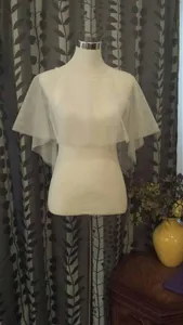 Courte cape de mariée en tulle blanc transparent sans manches vue détaillée élégante