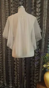 Cape de mariée en résille transparente blanche, vue arrière pour soirée et jeu de rôle.