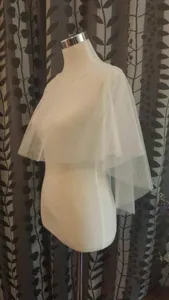 Détail de cape de mariée courte en tulle blanc, châle de mariage transparent pour robes.