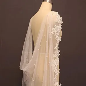 Detailansicht Braut Cape mit Perlen und Spitze, elegantes Hochzeitskleid Zubehör.