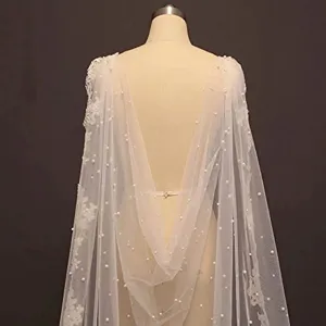 Weißer Braut Tüll Umhang mit Perlen und Spitzenborte, elegantes langes Hochzeitsdetail.