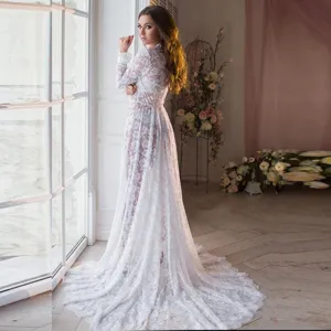 Detailansicht des weißen spitzen langarm transparenten langen kleides, elegante spitze.