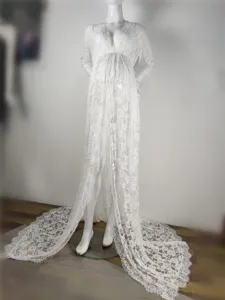 Weißes Spitzen-Umstands-Maxikleid lange Ärmel tiefem V-Ausschnitt transparente Maxikleider Damen.