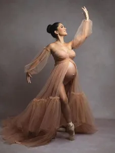 Elegante lange tulle zwangerschapsjurk met lantaarnmouwen, volants en een kleine slepen.