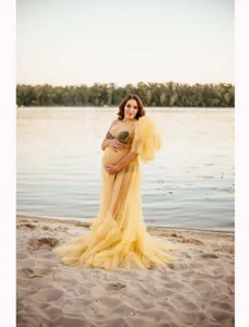 Solid color mesh patchwork long maternity dress with floor-length train and ruffles.