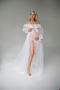 Elegantes Umstands-Tüllkleid mit schulterfreiem Design, Spitzenapplikationen und Beinschlitz.