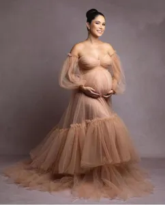 Lange tullen zwangerschapsjurk met lantaarnmouwen, elegante volants en mooie slep.