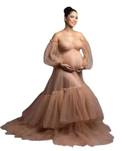 Gedetailleerd overzicht van de off-shoulder tinnen zwangerschapsjurk met pofmouwen en sleep.