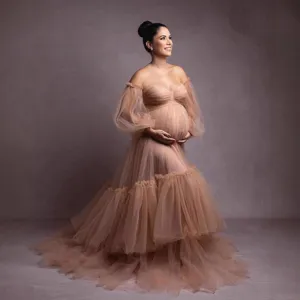 Elegante lange tullen zwangerschapsjurk met lantaarnmouwen en volants voor fotoshoot