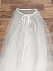 Detailansicht des weißen, glitzernden zweilagigen Tüll-Brautumhangs mit Bindeband.