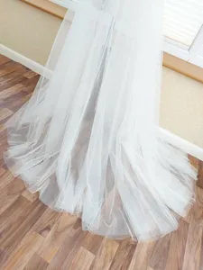 Glänzender zweilagiger Tüllrock Hochzeitskleid Detailaufnahme weißer Netzstoff