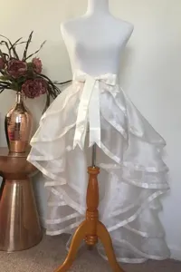 Gedetailleerd overzicht van de witte lolita rok met afneembare sleep en grote strik.
