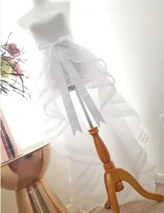 Witte Lolita afneembare sleeprok met gelaagde volants en grote strik voor fotoshoots.