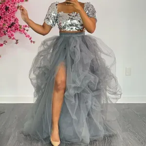 Hermoso conjunto de top corto de lentejuelas y falda larga de tul gris con abertura sexy.